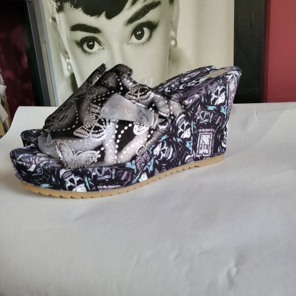 NWT PRINTED SKULL AND BUTTERFLY WEDGES SIZE 9 - Picture 4 of 10